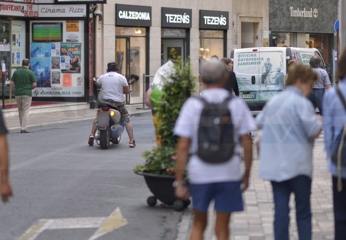 Sanremo: in moto nella zona pedonale di via Matteotti e senza casco, ecco tornato in città 'Maradona'