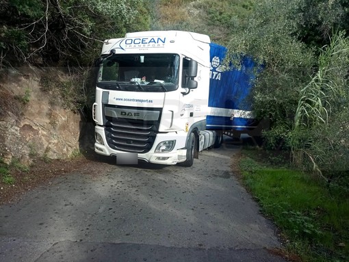 Castellaro: navigatori nuovamente in tilt, Tir rimane incastrato sulla strada verso il Golf Club (Foto)