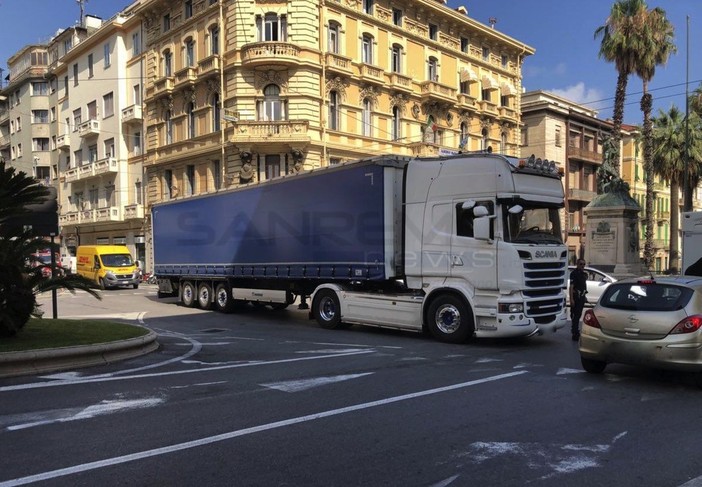 Il tir bloccato tra via Roma e corso Mombello