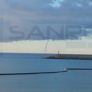 Tromba marina questa mattina di fronte alla costa della nostra provincia, ieri uno splendido arcobaleno