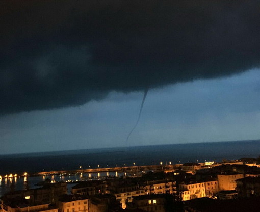 Sanremo: tromba marina nello specchio acqueo di fronte a Pian di Poma, ecco le prime foto