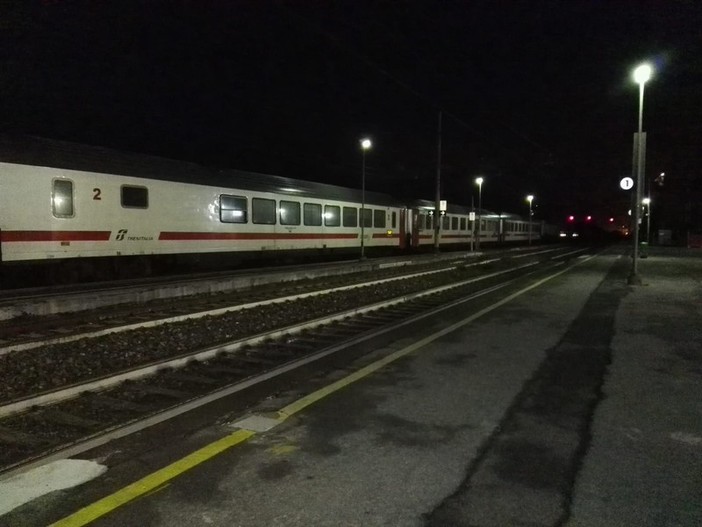 Ventimiglia, mobilitazione di soccorsi per un migrante trovato ferito sui binari della ferrovia: traffico interrotto