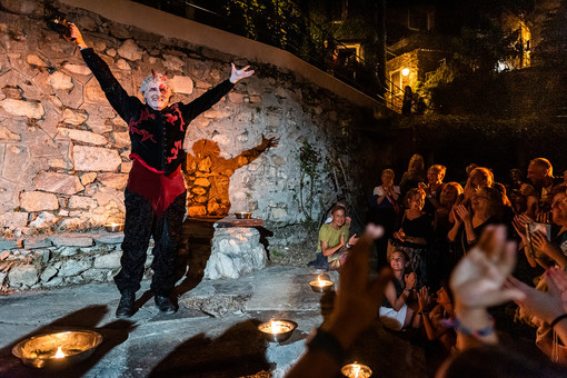 Il Teatro della Tosse torna ad Apricale con “Shakespeare by night” (foto e video)