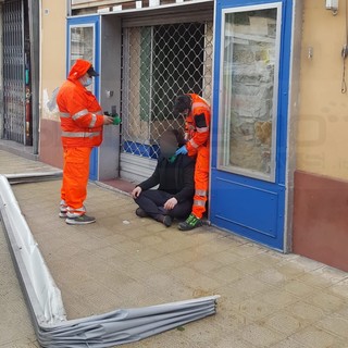 Sanremo: il forte vento fa cadere una tenda in corso Garibaldi, colpito un passante (Foto)