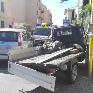 Imperia: tamponamento in via Garessio, ape finisce sul marciapiede abbattendo un cartellone pubblicitario (Foto)