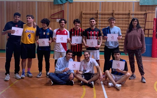 Tornei di calcetto agli istituti 'Fermi-Polo-Montale' prima delle feste di fine anno: sport e fair play (Foto)