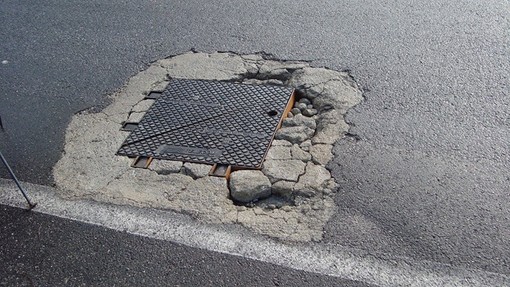 Ospedaletti: tombini e strade in pessime condizioni, la denuncia di un cittadino (Foto)