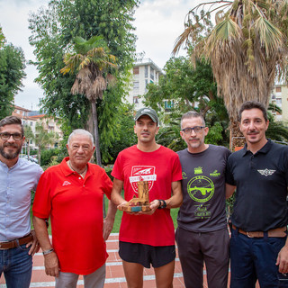 Inizia la 'corsa' del trofeo della Taggia S.O.S. Medieval Trail: la coppa del campione in parata nei locali che hanno sostenuto la manifestazione - Video servizio