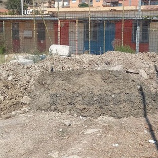 Bordighera: lavori alla condotta fognaria e terra lasciata in Arziglia con miasmi insopportabili, la protesta