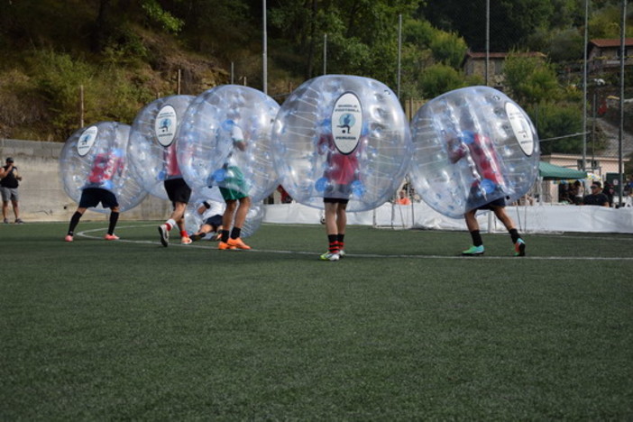 “Bubble soccer” dove il calcio diventa un flipper umano: grande successo per il primo torneo a Soldano, ecco le immagini