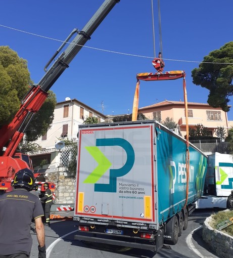 Sanremo: riaperta poco prima delle 13 via Val D'Olivi bloccata stamattina da un mezzo pesante (Foto e Video)