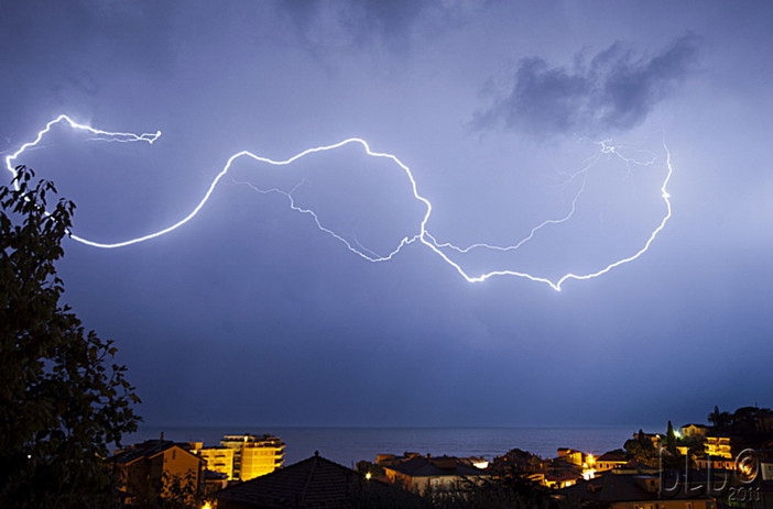 Forte temporale nella notte nell'entroterra di Imperia: Caravonica e Cesio rimaste senza corrente