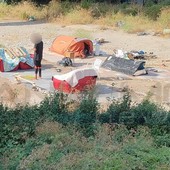 Ventimiglia: un 'salotto' sul Roya, ecco l'ennesimo accampamento sul fiume e di fronte a tutti (Foto)