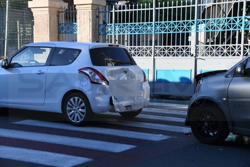 Sanremo: tamponamento in corso Mazzini, Smart contro una Suzuky e per fortuna lievi feriti (Foto)