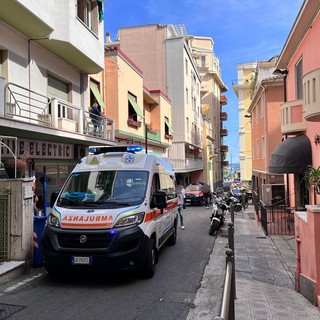 Sanremo: minaccia di suicidarsi gettandosi dal balcone, intervento di Vigili del Fuoco e delle forze dell'ordine