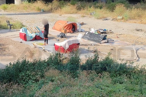 Ventimiglia: un 'salotto' sul Roya, ecco l'ennesimo accampamento sul fiume e di fronte a tutti (Foto)