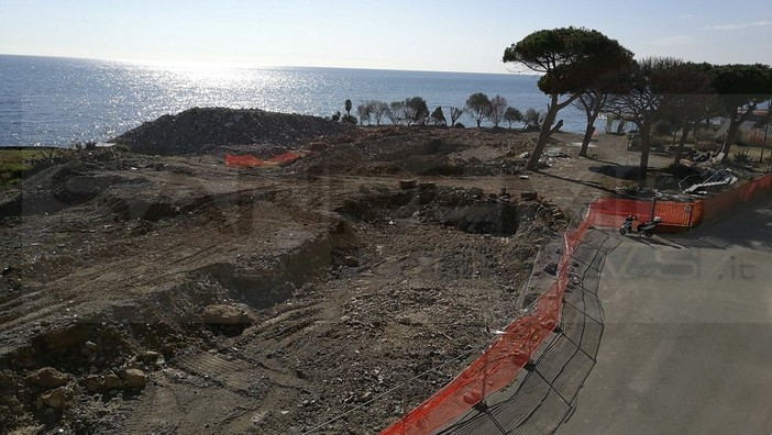 Sanremo: partiti i lavori all'ex Tiro a Volo, demolita la struttura, ora può cominciare la costruzione dell'albergo (Foto)