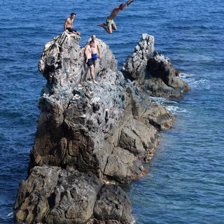 Lo scorso fine settimana è stato il primo di vera estate: che tuffi dalla 'Galeazza' ad Imperia (Foto)