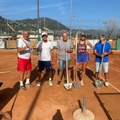Volontari al lavoro per sistemare i campi del Tennis Club Ventimiglia