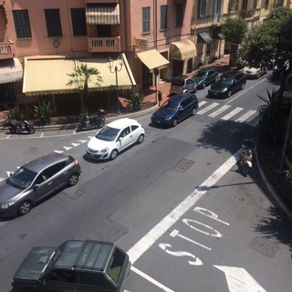 Ventimiglia: saldi, strade chiuse e migranti al Forte dell'Annunziata bloccano la città, traffico paralizzato