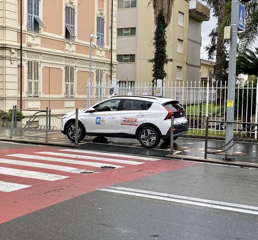 Il taxi posteggiato sulla rampa delle strisce pedonali in corso Cavallotti