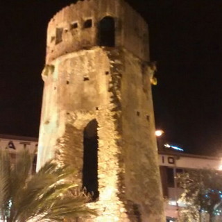 Sanremo: ripulita ed illuminata la Torre Saracena di piazza Eroi per le feste di Natale