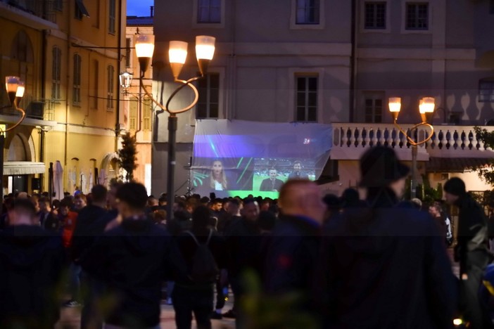 Sanremo: tifo, cori e fumogeni ma alla fine i tifosi del Basilea fanno festa e puliscono anche la piazza (Foto e Video)