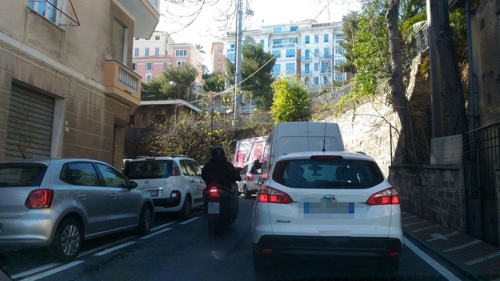 Imperia: traffico in tilt a Porto Maurizio per il rifacimento della segnaletica stradale (Foto)