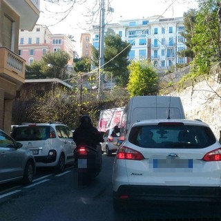 Imperia: traffico in tilt a Porto Maurizio per il rifacimento della segnaletica stradale (Foto)