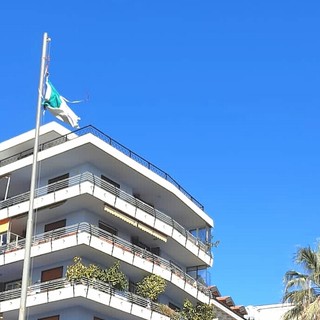 Ciò che resta del tricolore che sventolava sopra il piazzale 'Guardia Costiera'