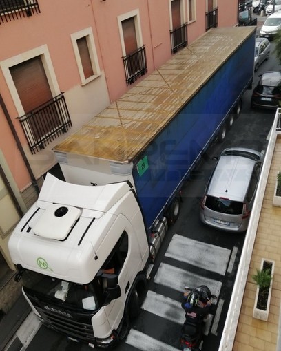 Sanremo: grosso Tir imbocca erroneamente corso Inglesi e rischia di rimanere incastrato (Foto)