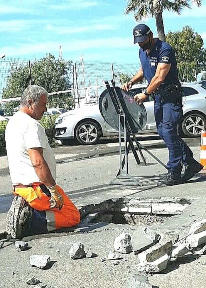 Sanremo: voragine al centro della strada in via Gavagnin, lavori urgenti per la sistemazione dell'asfalto (Foto)