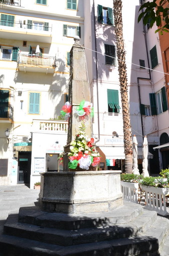 Sanremo: bella iniziativa dei commercianti di piazza Bresca, tricolori e fiori per celebrare la Liberazione