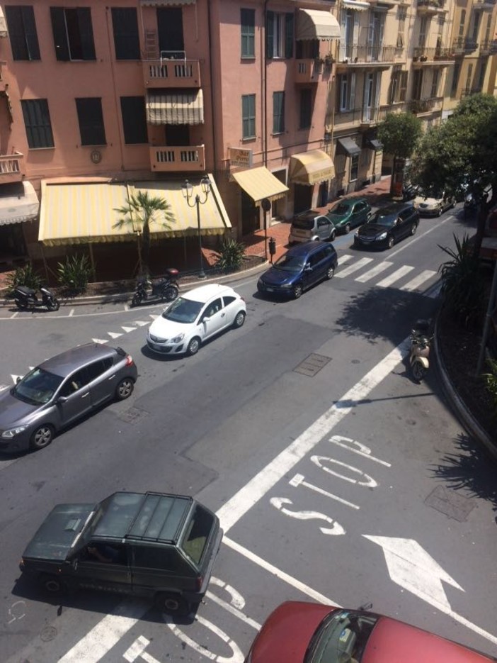Ventimiglia: saldi, strade chiuse e migranti al Forte dell'Annunziata bloccano la città, traffico paralizzato