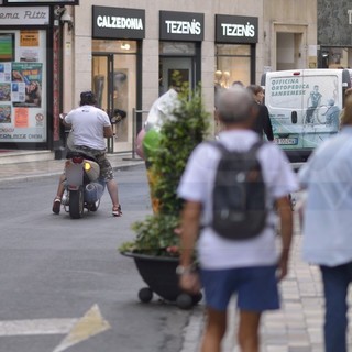 Sanremo: in moto nella zona pedonale di via Matteotti e senza casco, ecco tornato in città 'Maradona'