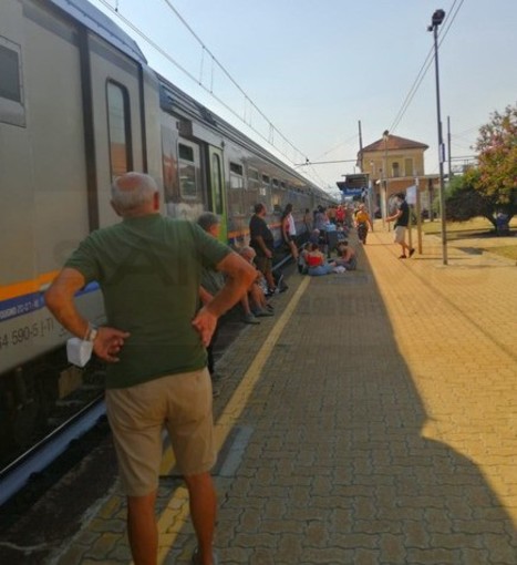 Incendio lungo la ferrovia in provincia di Torino blocca tutti i treni per la Liguria: convogli fermi per ore sotto il sole