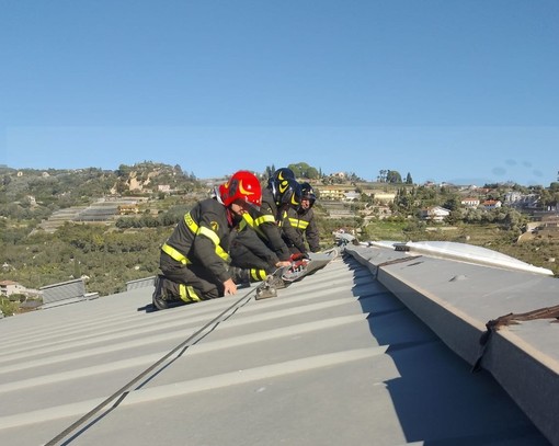 Sanremo: parte di un tetto scoperchiato all'outlet 'The Mall', intervento dei Vigili del Fuoco (Foto)