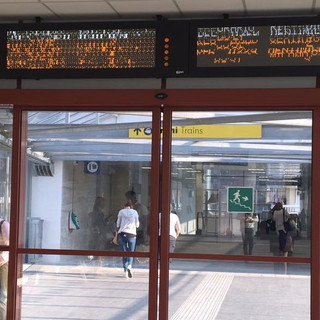 Imperia: tabellone degli orari in stazione in tilt, non si placa la protesta dei pendolari del ponente