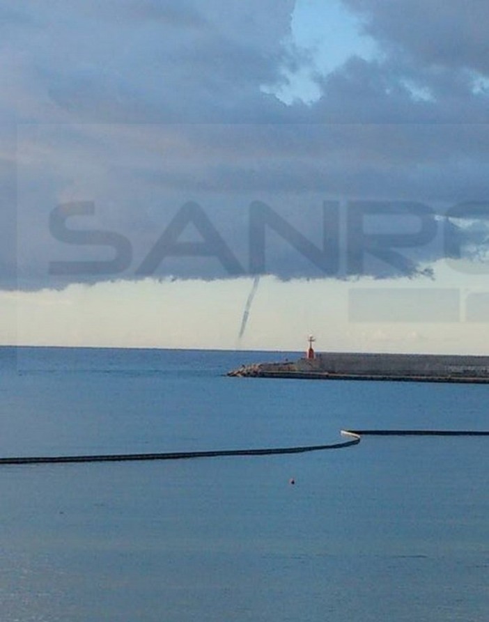 Tromba marina questa mattina di fronte alla costa della nostra provincia, ieri uno splendido arcobaleno