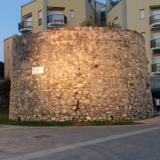 San Bartolomeo al Mare: illuminata Torre Santa Maria, valorizzata tutta l'area (Foto)