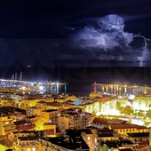 Allerta arancione: notte di tuoni, fulmini e pioggia ma situazione sotto controllo, chiusa l'autostrada ad Imperia