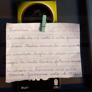 Sanremo: una tavoletta di cioccolato per dire 'Grazie' agli operatori ecologici, l'esempio da 'Nonna Giuseppina'