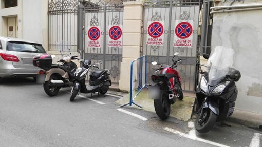Sanremo: moto parcheggiate di fronte all'uscita di sicurezza del Casinò... e se dovesse scoppiare un incendio?