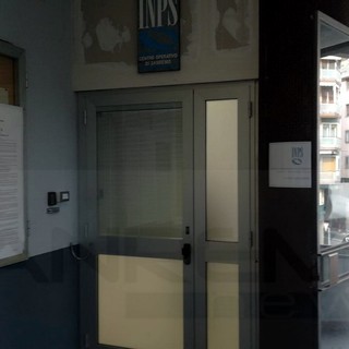 Sanremo: l'Inps trasferisce i locali senza avvisare gli utenti, problemi anche per la privacy e l'assenza di una toilette (Foto)