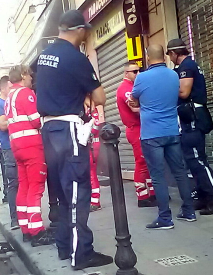 Sanremo: ubriaco si addormenta sul marciapiedi di via Roma dopo una notte di alcol, poi rifiuta i soccorsi (Foto)