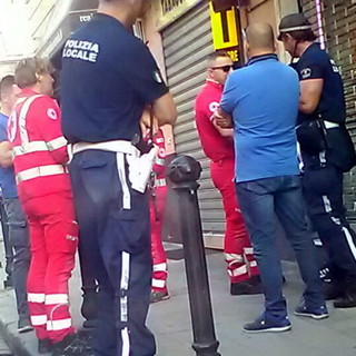 Sanremo: ubriaco si addormenta sul marciapiedi di via Roma dopo una notte di alcol, poi rifiuta i soccorsi (Foto)