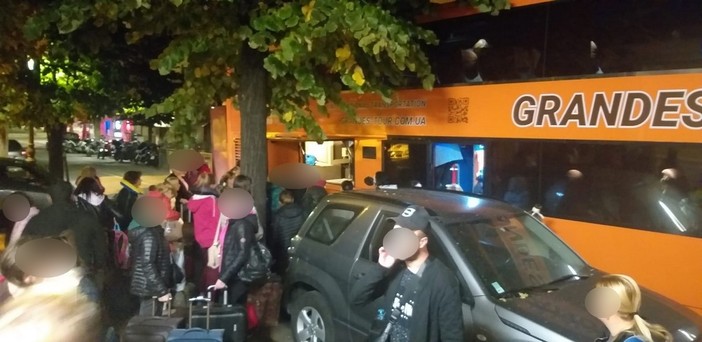 Ventimiglia: pullman riparato, verso le 20.30 sono ripartiti i 66 profughi ucraini bloccati da stanotte (Foto)