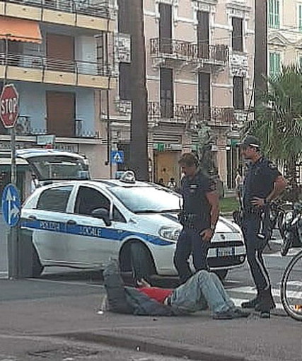 Sanremo: totalmente ubriaco sulla ciclabile in via Nino Bixio, uomo soccorso da 118 e Municipale (Foto)