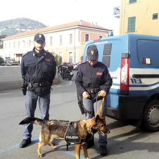 Imperia: controlli antidroga ai giardini Toscanini, in azione questa mattina gli agenti ed il cane 'Cora' (Foto)