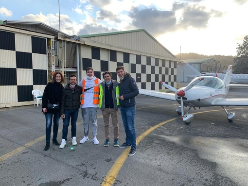 Umberto Lanteri con il presidente e gli istruttori dell'AeroClub Savona.